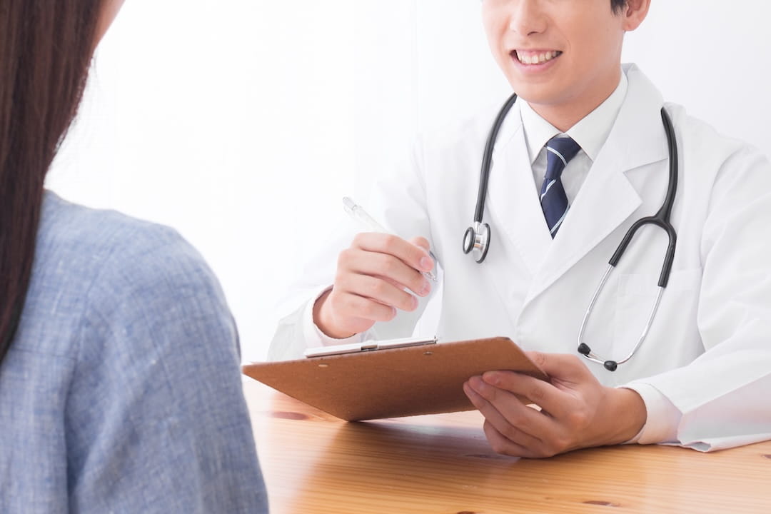 patient consulting doctor for cancer paint treatment management